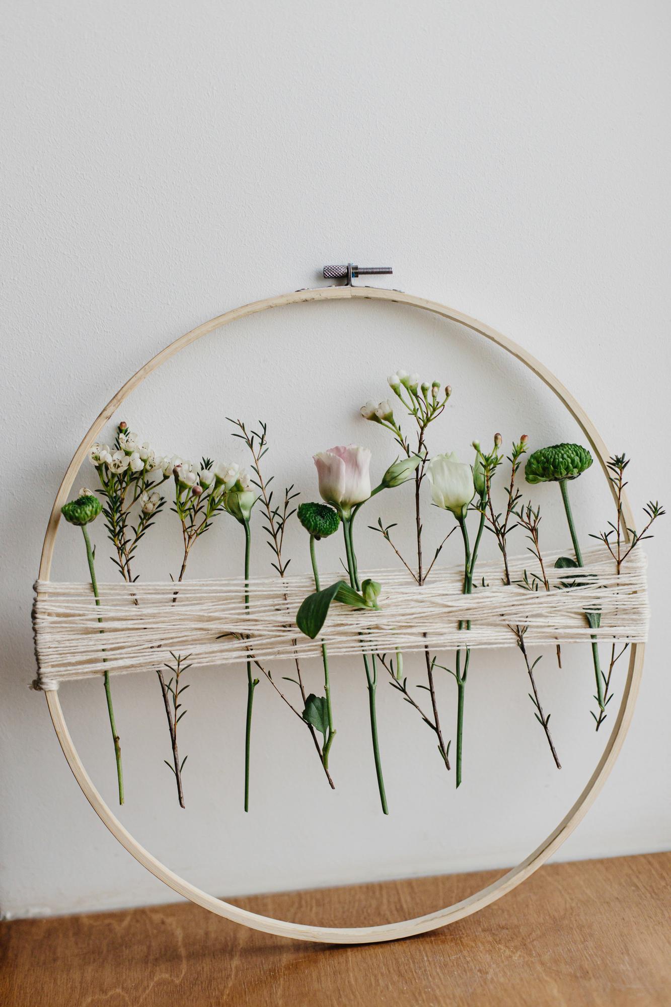 Interno dell'atelier con telai e colori